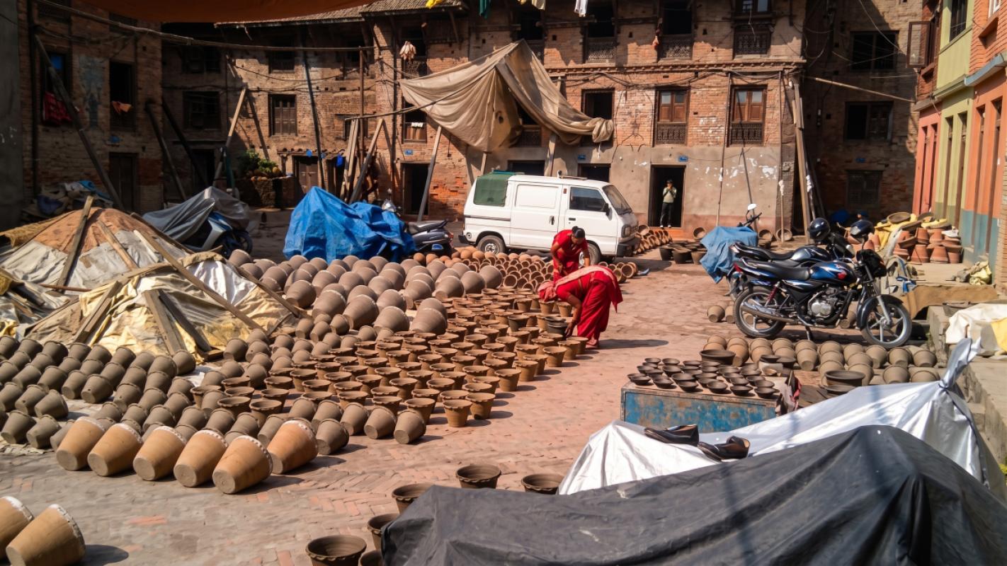 Handmade Newar pottery from Thimi — for home, garden and ritual.